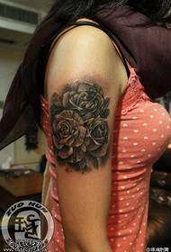 女性の腕のバラのタトゥーパターン