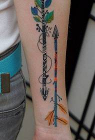 Татуювання зі стрілкою кольору руки поділяються татуюваннями