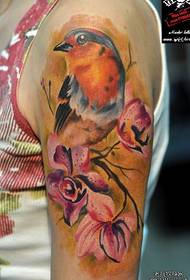 Arm modehond met blomme tatoeëringpatroon
