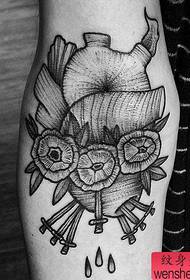 Lavoro del tatuaggio del cuore del braccio
