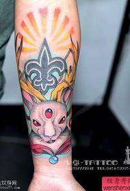 Rankų spalvos triušio tatuiruotes dalijasi tatuiruotės