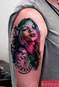 Tatuiruotės rodo figūros rankos spalvos mergaitės laikrodžio tatuiruotę