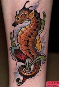 Prikažite tetovažo, priporočite tetovažo hipokampusa v barvi roke