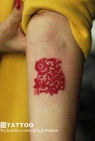Nwatakịrị nwanyị na-aka mma dị mma akwụkwọ-na-egbutu totem rabbit tattoo
