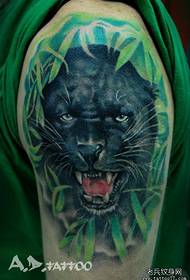Мужская рука классная черная пантера с татуировкой
