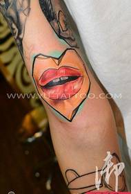 Tattoo show, beveel een arm school liefde lippen tattoo werkt