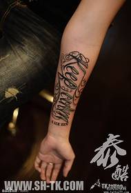 Mężczyzna ramię ciężki kolor angielski słowo tatuaż wzór