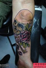 手臂和玫瑰的關鍵紋身是紋身共享的