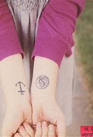 გოგონა მკლავის მიმართულების ნიშნის tattoo ნიმუში