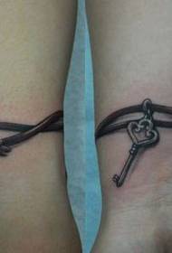 Modello tatuaggio braccio braccio chiave ragazza
