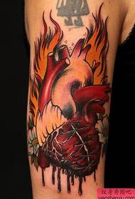 Lavoro del tatuaggio del cuore del braccio