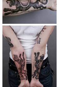 Rankos klasikinis lapės ir leopardo tatuiruotės modelis