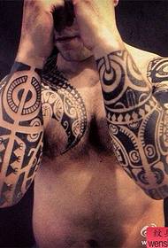 Татуировка рук племени тотем работает