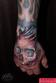 Modello di tatuaggio teschio braccio europeo