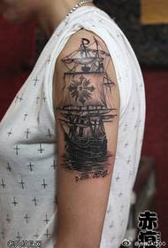 Braccio di tatuaggi a vela dallo spettacolo di tatuaggi