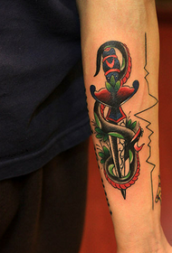 Espectáculo de tatuajes, recomiende un tatuaje de serpiente de daga de brazo