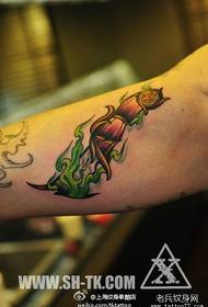 Tatuagem de punhal legal e elegante na parte interna do braço