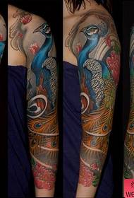 Arm af armen på påfugl tatovering