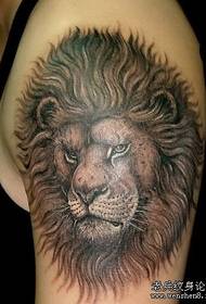 Patrón de tatuaxe de home: patrón de tatuaxe de cabeza de león de brazo