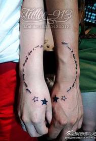 Modello di tatuaggio pentagramma testo inglese coppia mano