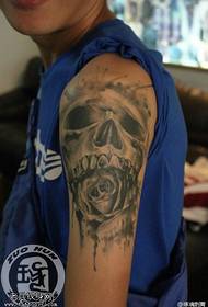 Arm Jeropeeske en Amerikaanske skull rose tatoeëerfatroan