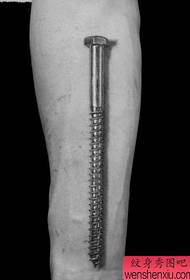 Braccio di tatuaggi creativi con borchie a vite