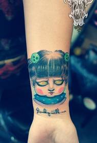 Tatuaggi di Arm Ghost Doll sò spartuti da a Sala Tattoo