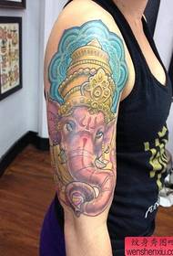 Nainen käsivarsiväri kuten jumala tatuointi malli
