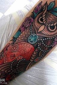 Los tatuajes de búho de color de brazo son compartidos por tatuajes
