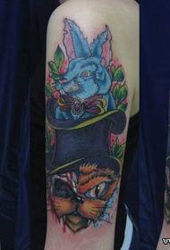 L'ultimo e più alla moda modello di tatuaggio di gatto e coniglio del braccio