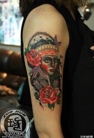 Wzorzec tatuaż uczennica w kolorze róży ramienia