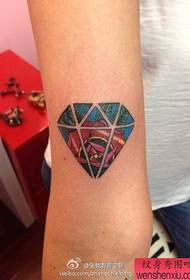 Spettacolo di tatuaggi, raccomandare un tatuaggio a braccio con diamante