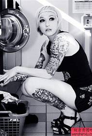 bir kadın kol bacak karikatür portre dövme deseni