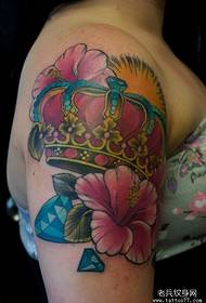 Mulher braço apenas bonito olhando padrão de tatuagem coroa colorida