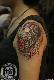 Cráneo colorido brazo patrón de tatuaxe de letras rosa