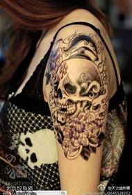 I-Woman arm skull chrysanthemum tattoo isebenza ngokwabelana nge-tattoo shop