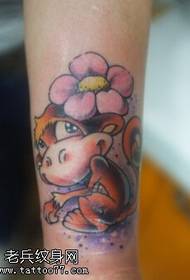 Pekerjaan tato lengan wanita warna monyet