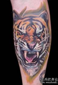Tatuaggio tigre color braccio