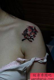 mujer brazo personalidad cráneo tatuaje patrón