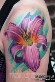 Татуировка рука лилии
