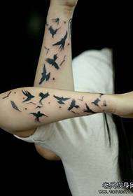 手臂时尚流行的燕子纹身图案