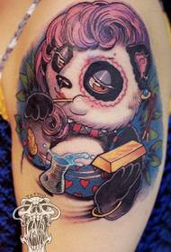 Vrouw arm kleur gigantische panda tattoo werk