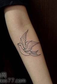 Kaunis ja tyylikäs niellä tatuointi käsivarret
