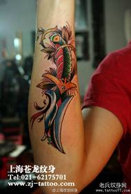 Flickans arm, en dolk tatuering mönster