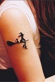 Ženski krak mali uzorak tetovaže vještica