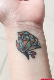 Zdjęcie pokazu tatuażu zaleca wzór diamentu w kolorze ramienia