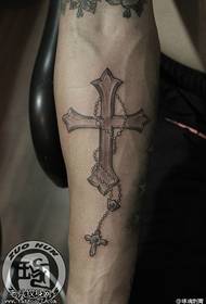 Tattoo show, beveel 'n arm kreatiewe kruis tatoeëringswerk aan