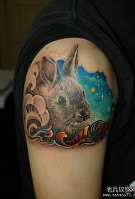 Uzbrój mały wzór tatuażu królika