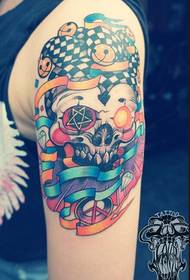 Een armkleur clown tattoo patroon