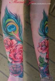Tattoo me lule pëlhure me ngjyrën e krahut. 26805 @ modeli i tatuazhit të zambakut të krahut